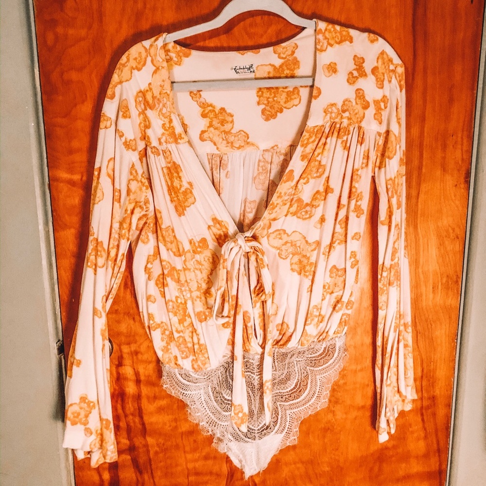 Free people flower power bodysuit 🍐